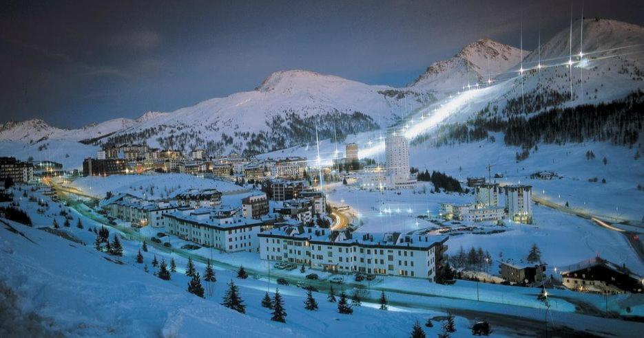 Attico Villaggio Olimpico Colle Sestriere Buitenkant foto