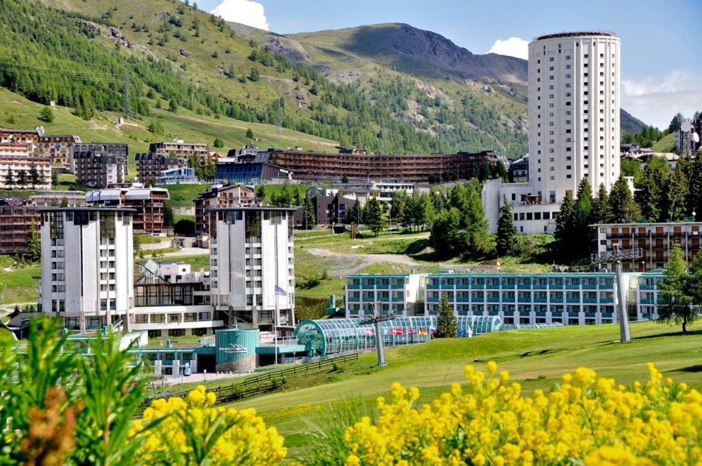 Attico Villaggio Olimpico Colle Sestriere Buitenkant foto